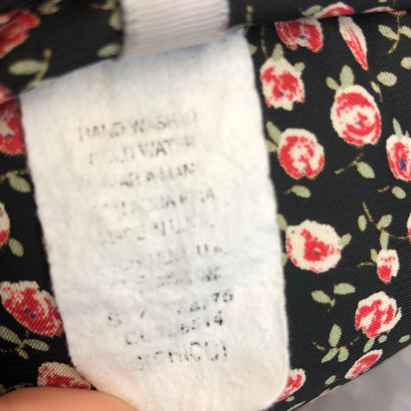 Feminine Rose Blouse - Picture 7 of 7